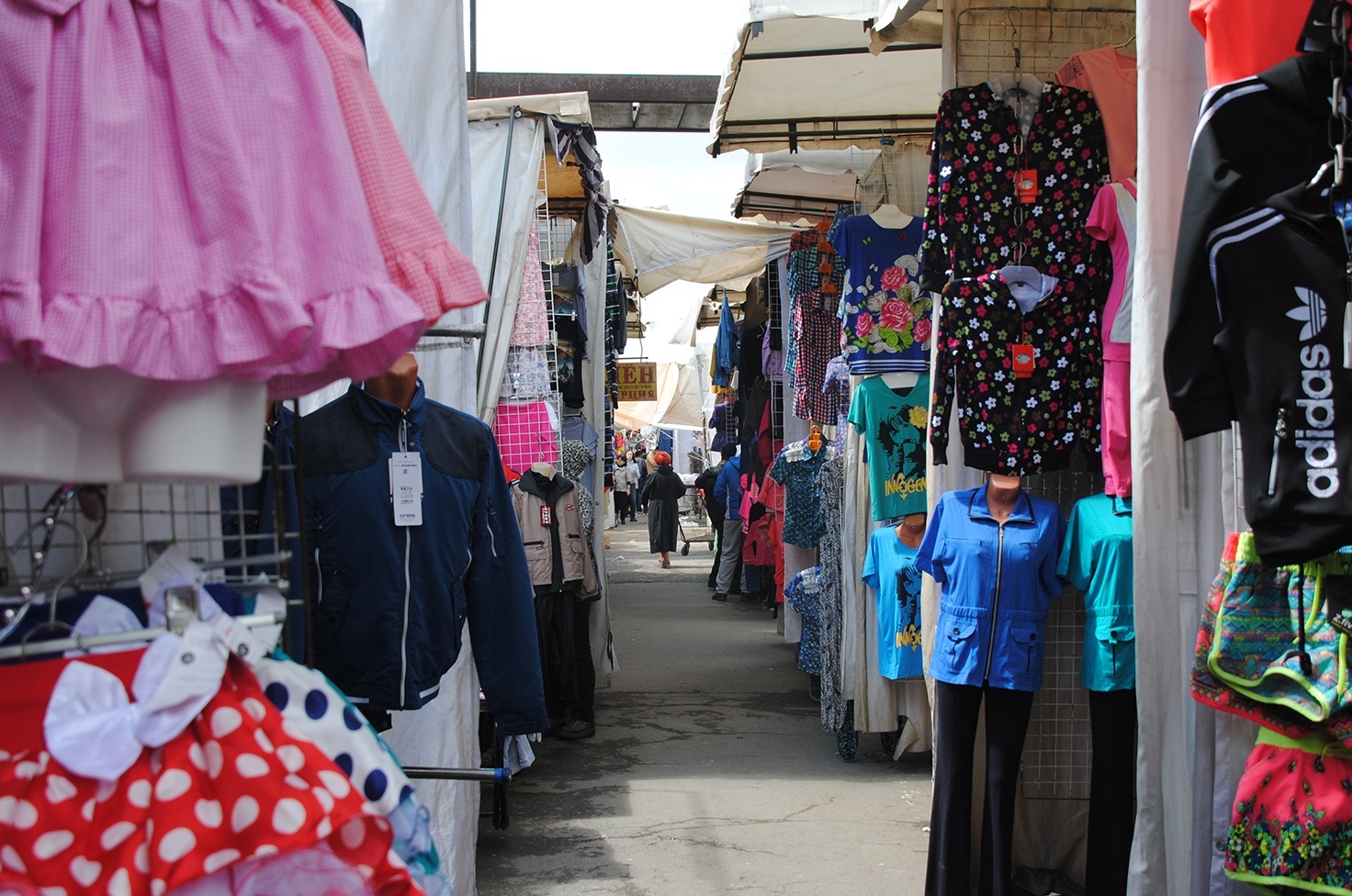 Гусинобродский рынок новосибирск 90е. Блошиный рынок в новосибирске. Барахолка новосибирск. Вещевой рынок площадь маркса новосибирск. Гусинобродский вещевой рынок.