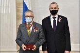 В преддверии Дня Российского флага Губернатор Андрей Травников вручил новосибирцам госнаграды