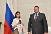 Андрей Травников вручил паспорта юным новосибирцам в рамках празднования Дня России