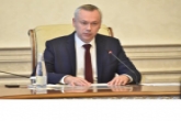Губернатор Андрей Травников потребовал, чтобы выпускники-медалисты не оставались без заслуженных наград