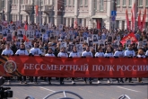 Губернатор Андрей Травников вместе с новосибирцами в День Победы прошёл в колонне Бессмертного полка
