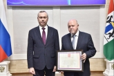 Андрей Травников в преддверии Дня весны и труда вручил государственные и региональные награды