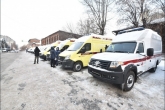 Губернатор Андрей Травников вручил медикам ключи от автомобилей скорой помощи