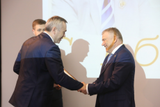 Андрей Травников поздравил с юбилеем председателя СО РАН Валентина Пармона