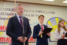Губернатор Андрей Травников поздравил новосибирских школьников с окончанием учебного года