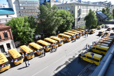 Ключи от новых школьных автобусов вручены представителям образовательных учреждений региона
