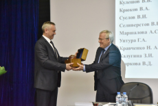 Глава региона Андрей Травников поздравил коллектив Института экономики СО РАН с 60-летием