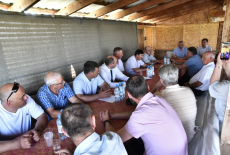Губернатор поздравил с завершением посевной аграриев Усть-Таркского района