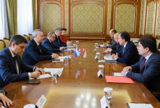Губернатору Андрею Травникову представили нового консула Республики Таджикистан в Новосибирске