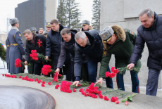 Губернатор Андрей Травников в День защитника Отечества вместе с новосибирцами возложил цветы к Вечному Огню на Монументе Славы