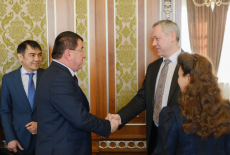 Губернатор Андрей Травников провел рабочую встречу с Хокимом Сурхандарьинской области Республики Узбекистан Турой Боболовым