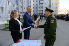Губернатор Андрей Травников вручил военнослужащим ключи от новых квартир