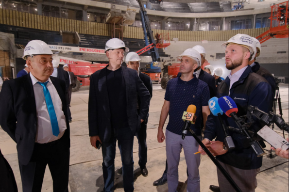 Губернатор и первый заместитель Министра спорта РФ провели выездное совещание на стройплощадке нового ледового дворца спорта