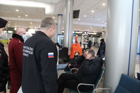 В ходе рейда регионального минтранса в аэропорту Толмачёво пассажира сопроводили в отдел полиции