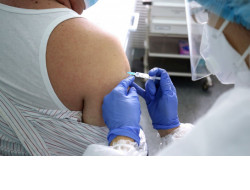 Почти 6 тысяч человек прошли вакцинацию против коронавируса в Новосибирской области