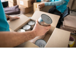 Соцработники помогают пожилым новосибирцам с доставкой продуктов и медикаментов