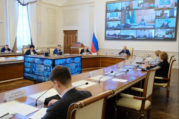 Особое внимание пожилым и подросткам: главам муниципалитетов поручено взять вакцинацию на личный контроль