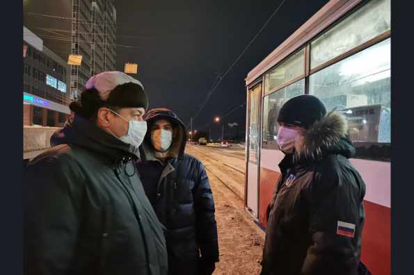 Рейд минтранса в легендарном трамвае №13: нарушитель масочного режима оказал сопротивление полиции
