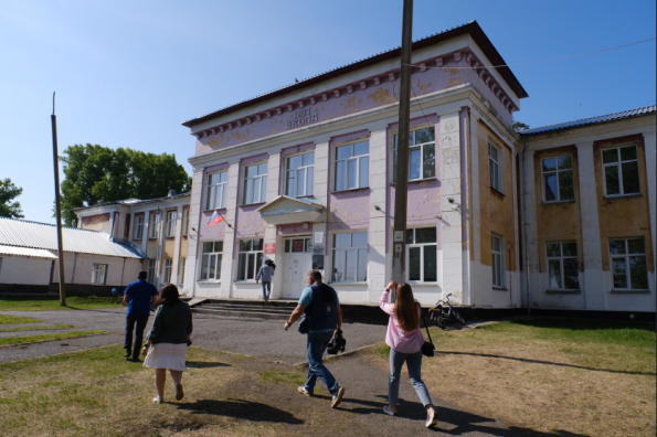 Решение о строительстве школы принял Андрей Травников во время рабочей поездки в Тогучинский район