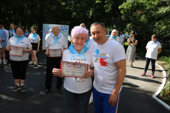 Зарядка с чемпионом прошла в Доме ветеранов Новосибирской области