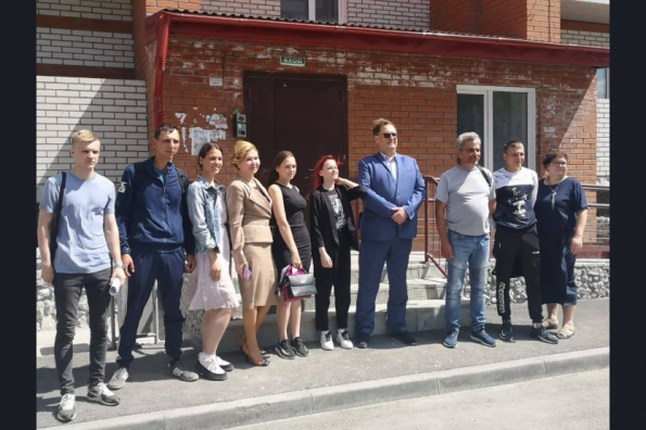 Ключи от новых квартир вручили детям-сиротам в Новосибирской области