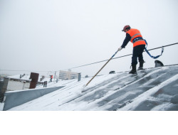 В связи с перепадами температуры воздуха МинЖКХ региона потребовало организовать регулярную очистку крыш от снега