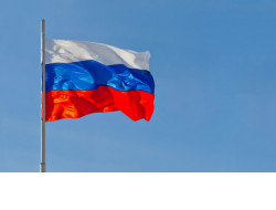 Торжественно поднимать флаги России начали образовательные организации Новосибирской области 