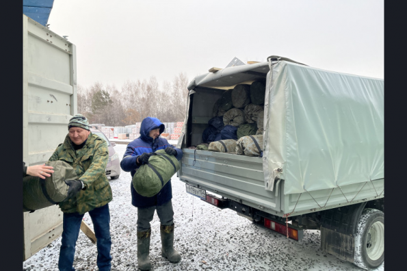 Сотрудники госструктур передали 220 спальных мешков бойцам добровольческого батальона «Вега»
