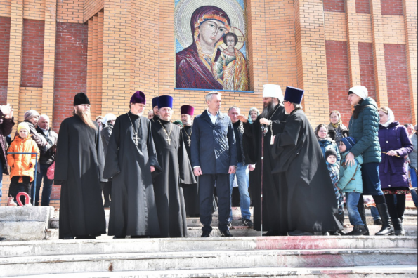 Губернатор Андрей Травников и Митрополит Никодим совершили предпасхальный объезд храмов