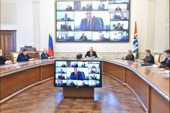 Губернатор Андрей Травников поручил усилить работу по очистке балконов и кровель домов от снега и льда