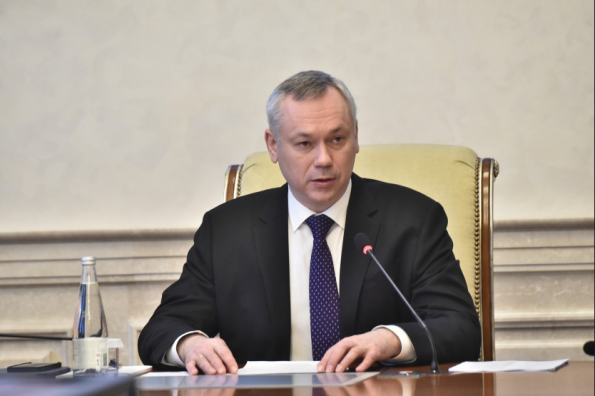 Андрей Травников потребовал проверить качество уборки снега и наледи на кровлях зданий