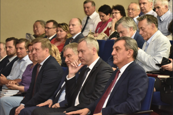 Глава региона Андрей Травников поздравил коллектив Института экономики СО РАН с 60-летием