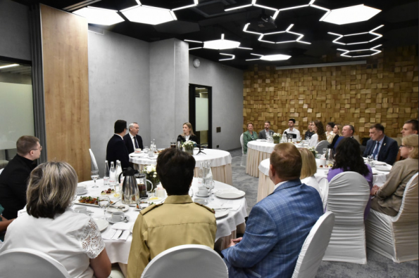 Губернатор обсудил с лучшими педагогами области вопросы совершенствования системы образования и воспитания молодежи региона