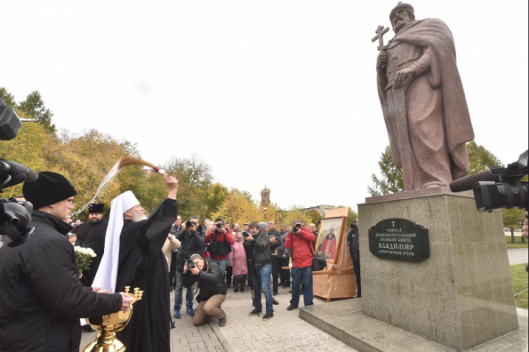 Губернатор Андрей Травников принял участие в торжественном открытии памятника Князю Владимиру – Крестителю Руси