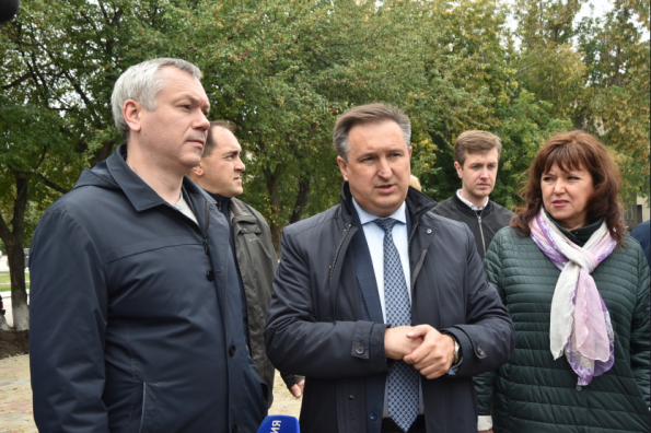 Губернатор Андрей Травников поручил направить дополнительные средства на ремонт дорог в Колывани