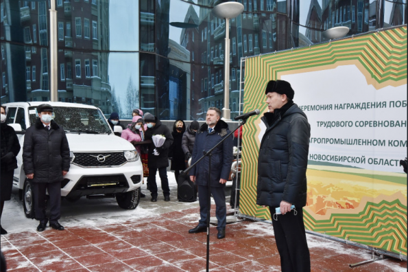 Губернатор Андрей Травников вручил ключи от автомобилей лучшим аграриям региона