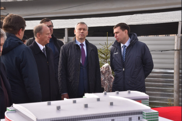 Андрей Травников представил Николаю Патрушеву строящийся Региональный центр волейбола