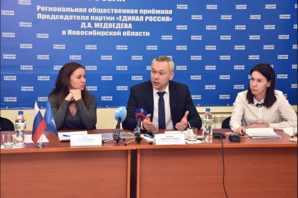 Андрей Травников предложил использовать опыт мобильной общественной приемной Губернатора в работе отделения «Единой России»