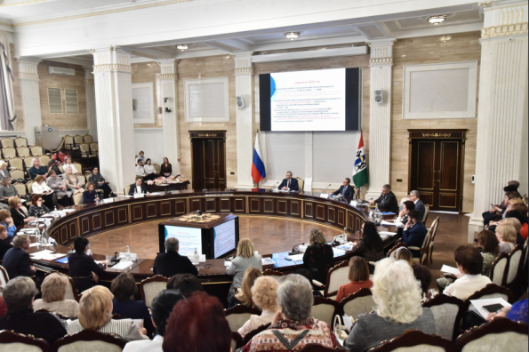 Губернатор поблагодарил Союз женщин Новосибирской области за работу и поддержку участников СВО