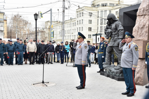 Накануне Дня пожарной охраны России новосибирцы возложили цветы к Памятнику пожарным и спасателям