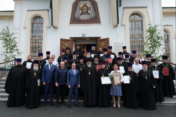 Первый замгубернатора Юрий Петухов вручил сотрудникам Новосибирской епархии награды Правительства региона