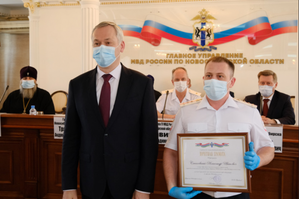 Андрей Травников вручил награды лучшим сотрудникам ГИБДД в честь юбилея ведомства