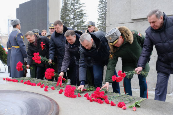 Губернатор Андрей Травников в День защитника Отечества вместе с новосибирцами возложил цветы к Вечному Огню на Монументе Славы