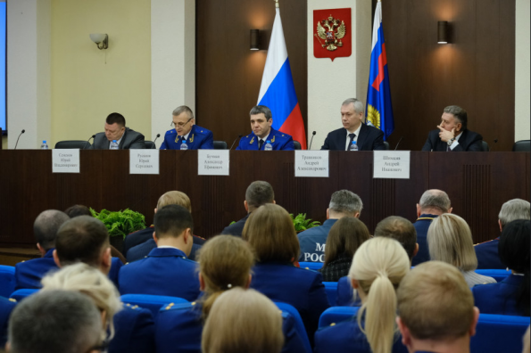 Андрей Травников поблагодарил сотрудников прокуратуры за конструктивную работу