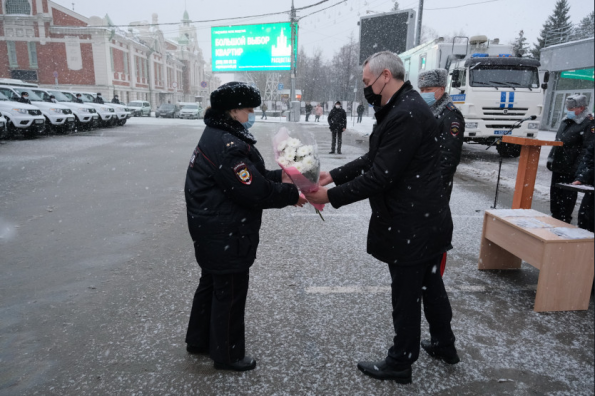 Губернатор Андрей Травников вручил полицейским из районов области ключи от новых служебных машин