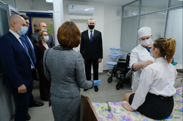 Губернатор поздравил коллектив Новосибирского медицинского колледжа с 90-летием
