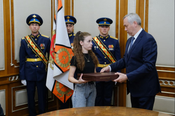 Андрей Травников передал медаль Героя России родственникам Гвардии прапорщика Николая Кондратенко