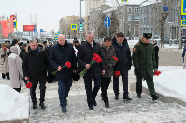 Губернатор вместе с новосибирцами возложил цветы к бюсту трижды Героя Советского Союза Александра Покрышкина