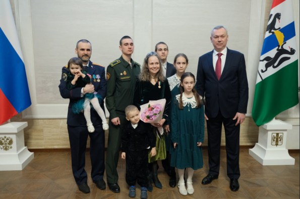 Губернатор Андрей Травников вручил знаки отличия «За материнскую доблесть»