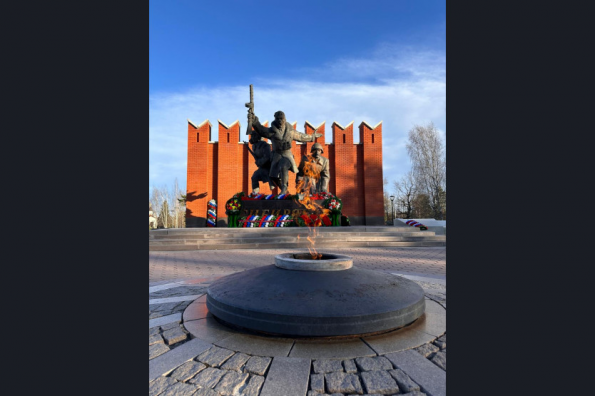 Новосибирцы возложили цветы к обелиску Мемориала воинам-сибирякам в Москве